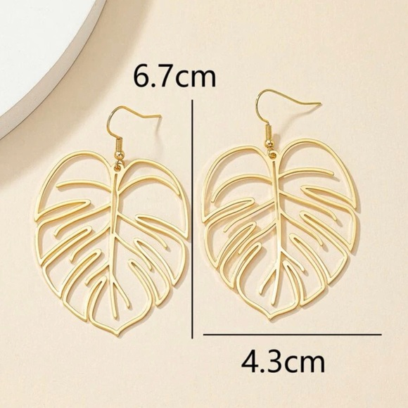 ❀ Gold Plated Hollow Leaf Dangle Earrings - Picture 3 of 3